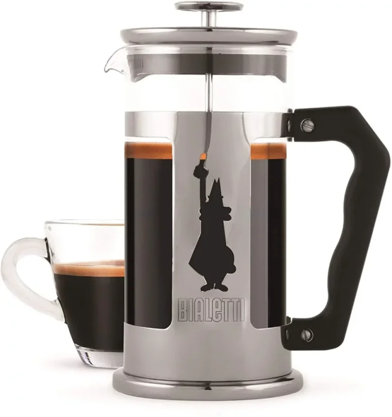 Café preparado en una prensa francesa Bialetti Preziosa, servido en una taza.