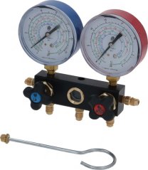 Zwee-Wee-Membranmanometer mat engem bloen an engem roude Ziffersblat, engem schwaarze Gehäus mat Ventiler an engem Schlauch mat engem gebéigte Hoken.