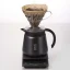 Serveur isolé Hario V60-02 en noir d'une capacité de 600 ml, parfait pour garder le café au chaud. Serveur isolé Hario V60-02 en noir d'une capacité de 600 ml, parfait pour garder le café au chaud.
