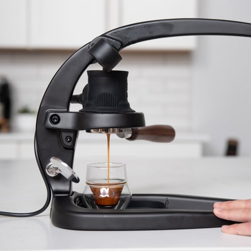 Malý domáci pákový kávovar Flair 58+ od značky Flair Espresso, ideálny pre menšie kuchyne.