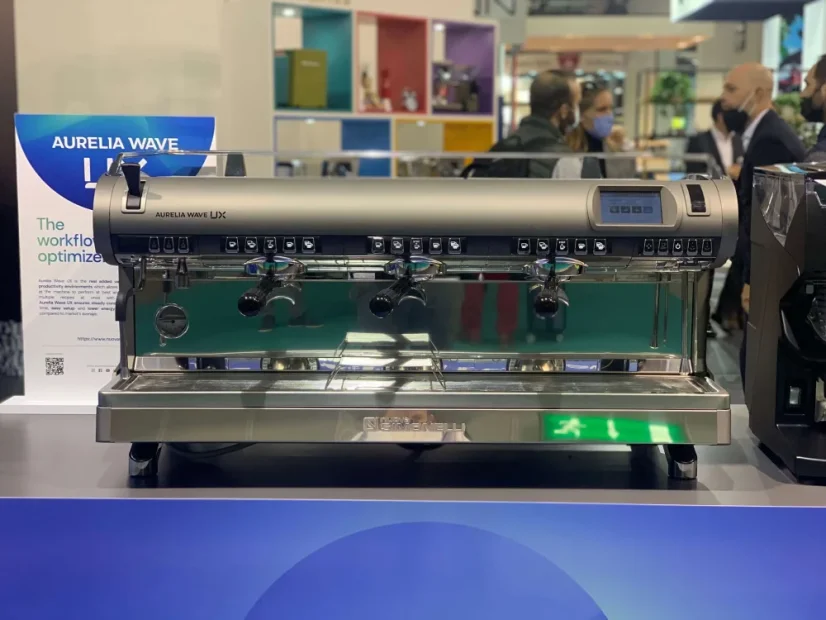 Profesionálny pákový kávovar Nuova Simonelli Aurelia Wave UX 2GR v titánovom prevedení.
