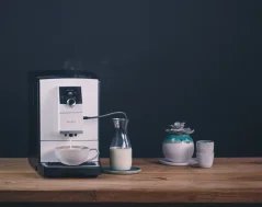 Cafetera automática Nivona 796 con depósito para leche y preparación de capuchino.