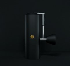 Čierny ručný mlynček na kávu Timemore Chestnut X serie.