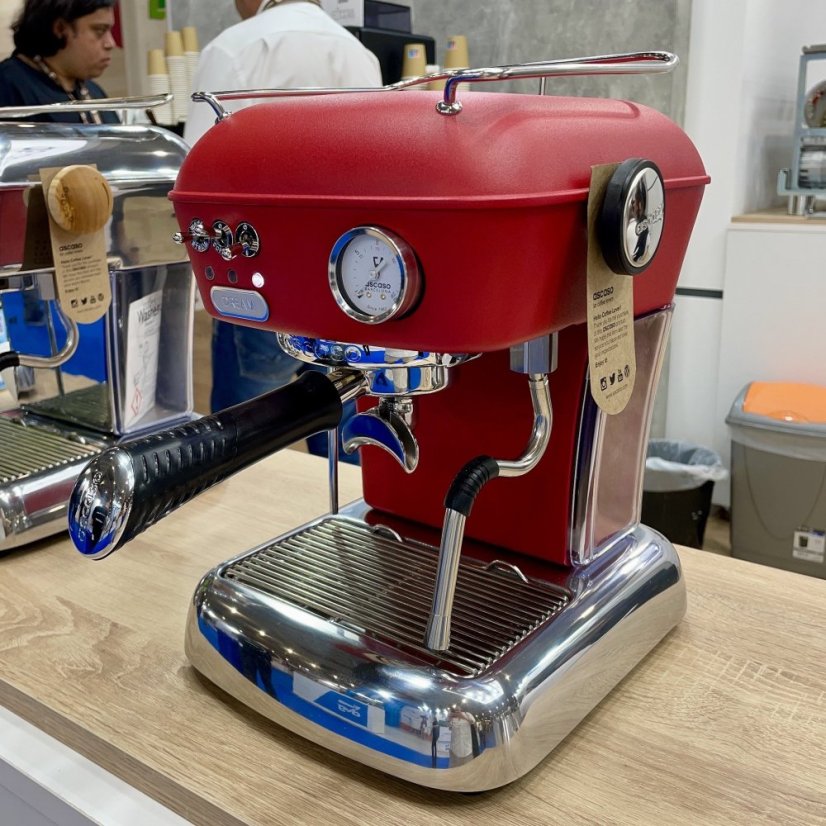 Pákolvas kávéfőző Ascaso Dream ONE szeretetteljes vörös színben, ideális otthoni espresso készítésére.