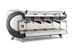 Professionell espressomaskin Nuova Simonelli Aurelia Wave T3 3GR i svart utförande med fyra pannor för optimerad kaffebryggning.