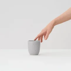 Taza para café latté Aoomi Mug 02 de 330 ml de la serie Haze con un delicado diseño nebuloso.