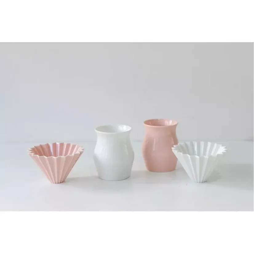 Weißer Becher für gefilterten Kaffee Origami Sensory Flavor Cup kombiniert elegantes Design mit Funktionalität für ein perfektes Kaffeeerlebnis.