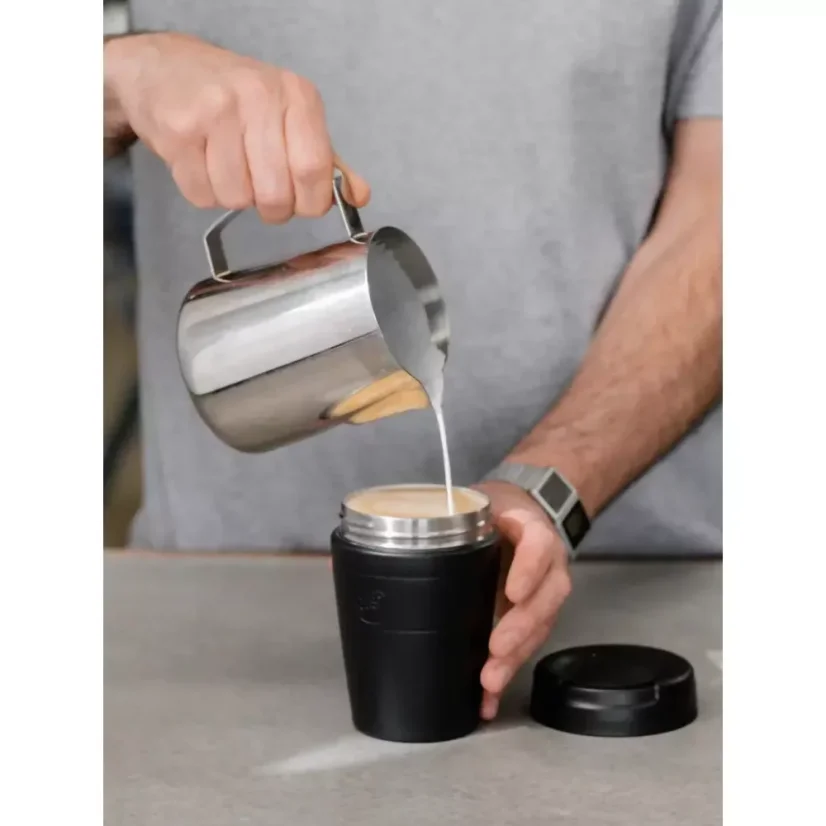 Termohrnček KeepCup Helix Thermal BLACK s objemom 454 ml je ideálnou voľbou pre mužov, ktorí ocenia štýlový a funkčný dizajn na cestách.