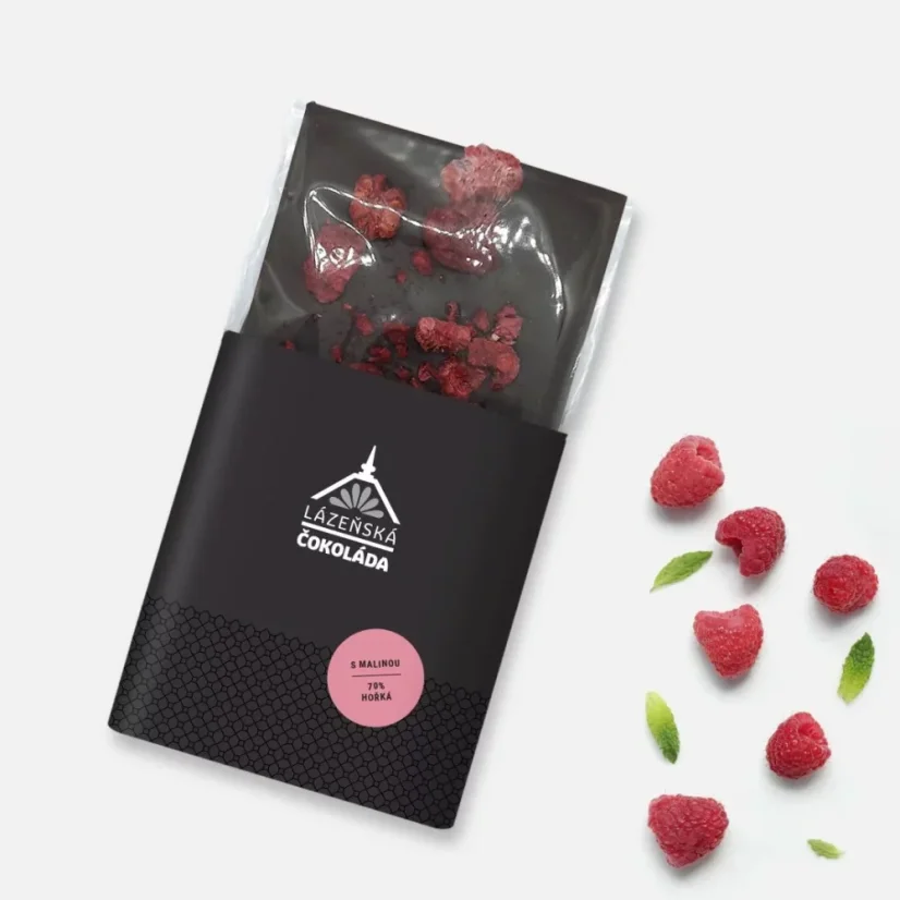 Chocolate amargo 70% con frambuesas con etiqueta negra sobre fondo blanco con frambuesas.