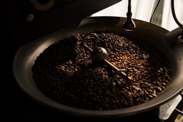 Freshly roasted coffee: what is degassing and when to drink coffee after roasting?