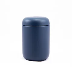 Termo taza Fellow Carter Everywhere Mug en un hermoso tono de Stone Blue con una capacidad de 355 ml, ideal para viajar.