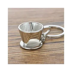 Štýlový strieborný dripper prívesok na kľúče je ideálnym darčekom pre všetkých milovníkov kávy.