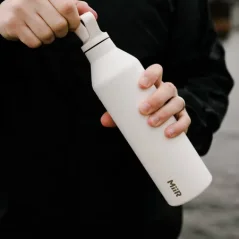 Weißer MiiR Narrow Mouth Bottle Thermobecher mit einem Fassungsvermögen von 680 ml, ideal für unterwegs.