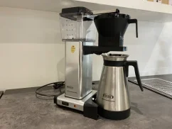 Cafetera de filtro casera Moccamaster KBGT 741 de Technivorm en color plata, modelo usado. Cafetera de filtro casera Moccamaster KBGT 741 de Technivorm en color plata, modelo usado.