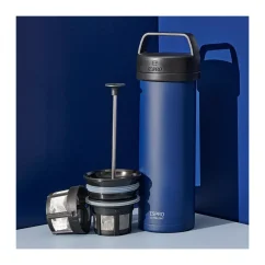 Presse à café Espro Ultra Light en bleu foncé, fabriquée en acier inoxydable, offre un moyen élégant et fonctionnel de préparer 450 ml de café.