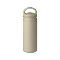 Stylish beige Kinto Day Off thermos with a capacity of 500 ml keeps your drink warm even on the go.