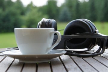 Dlaczego kawa smakuje lepiej w cichym miejscu? [badanie]