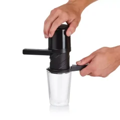 Schwaarze manuelle Twist Press Handfilter, dee mat Pabeierfilteren a während dem Kaffiubruch an e Glas leet. Schwaarze manuelle Twist Press Handfilter, dee mat Pabeierfilteren a während dem Kaffiubruch an e Glas leet.