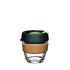 Sklenený KeepCup termohrnok o objeme 227 ml s čiernym vekom a korkovým držiakom na bieleom pozadí.