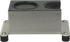 Deeselwechte Portafilterstänner vu vir gesinn, mat engem Inox-Panel, Schrauwen a Gummiféiss ënnen.