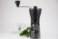 Młynek ręczny Hario Mini Mill Slim Plus, kwiat i filiżanka kawy Spa