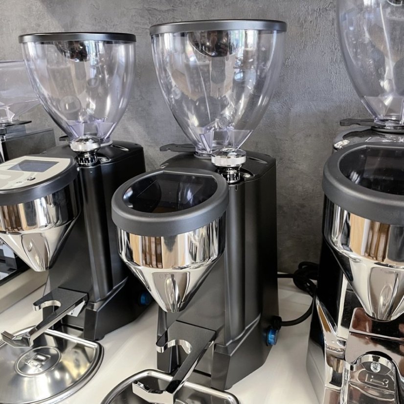 Espresso dzirnavas Rocket Espresso FAUSTO 2.1 melnā krāsā ar tērauda dzirnavu akmeňiem.