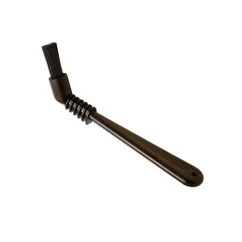 Brosse noire pour nettoyer une machine à café sur fond blanc