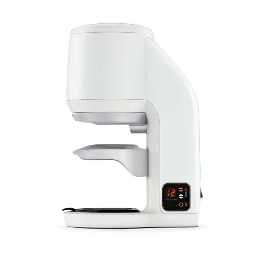 Pohľad zboku na automatický tamper Puqpress Mini 58,3 mm v bielej farbe.