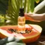Frasco de vidro com óleo essencial 100% natural de Papaia, ideal para uso na época do outono.