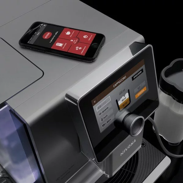 Domáci automatický kávovar Nivona NICR 970 so špeciálnym priestorom pre jednu porciu mletej kávy, ideálny pre rýchle prípravy kávy s osobitým charakterom.