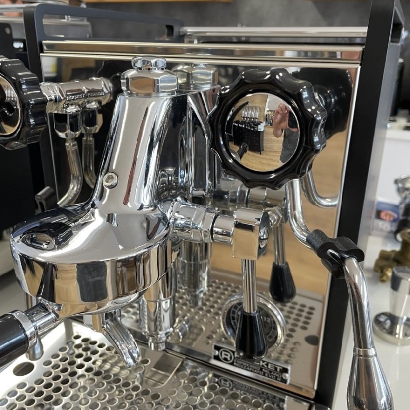 Domáci pákový kávovar Rocket Espresso Mozzafiato Cronometro R v čiernom prevedení s manuálnym dávkovaním.