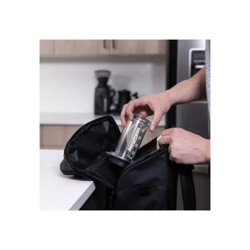 Aeropress Clear Smoked je štýlové zariadenie na prípravu kávy, ktoré vyniká elegantnou čiernou farbou.