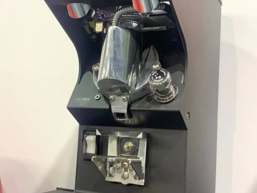 Čierny espressový mlynček na kávu Victoria Arduino Mythos MY85, vhodný na použitie v kaviarňach.
