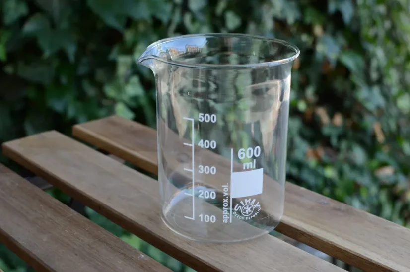 Tasse basse en verre d'une capacité de 600 ml pour un coin salon extérieur.