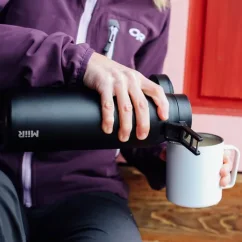 Gobelet isotherme noir MiiR Howler d'une capacité de 950 ml, idéal pour les voyages.