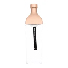 Różowa butelka na kawę cold brew marki Hario. Różowa butelka na kawę cold brew marki Hario.