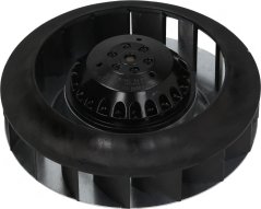 Radialventilator mat schwaarzem Plastik-Laafrad mat gebéite Schaufelen, Bléck op d'Motorsäit.