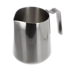 Carafe à lait Fellow Eddy en noir d'une contenance de 530 ml, idéale pour verser précisément et créer une mousse de lait. Carafe à lait Fellow Eddy en noir d'une contenance de 530 ml, idéale pour verser précisément et créer une mousse de lait.