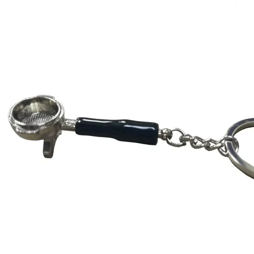 Mini portafilter s čiernou rúčkou ako prívesok na kľúče.