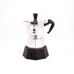 Strieborná elektrická Moka konvička so zdrojom ohrevu značky Bialetti Elettrika Standart pre dve porcie kávy.
