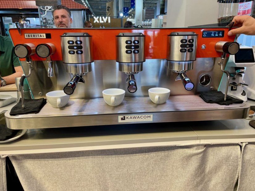 The Iberital Vista 2GR Colour coffee machine from the category of professional espresso machines with a daily capacity of up to 400 cups of coffee.