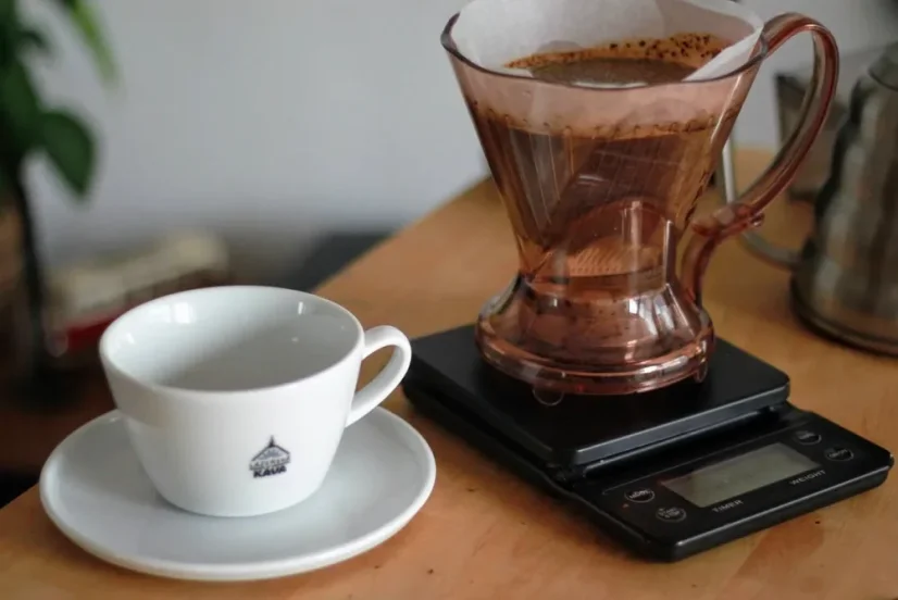 Clever Dripper auf einer Waage mit Kaffee.