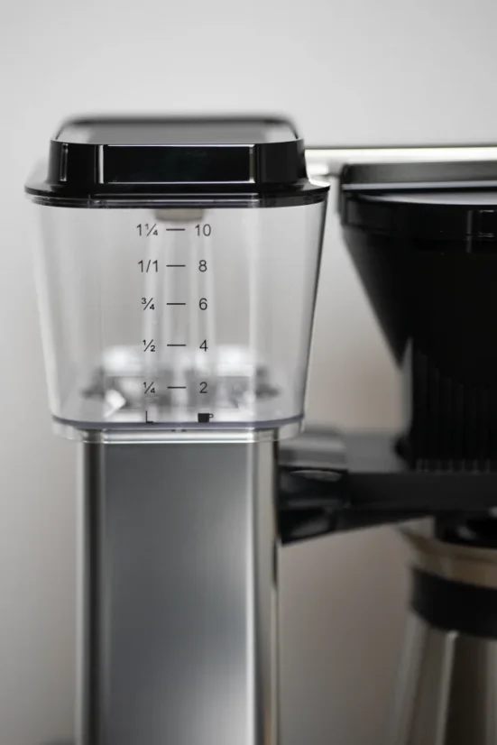 Rezervor transparent pentru apă la prepararea cafelei la filtru în Moccamaster.