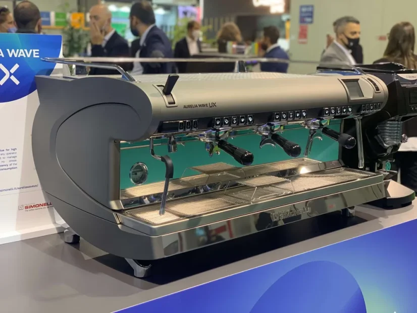 Profesionálny pákový kávovar Nuova Simonelli Aurelia Wave UX 3GR s napätím 380V ideálny pre kaviarne a reštaurácie.
