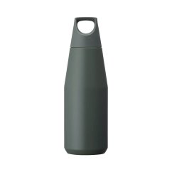Thermo-Becher Kinto Trail Tumbler in der Farbe Ash Green, mit einem Fassungsvermögen von 580 ml, ideal für unterwegs.