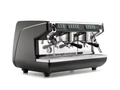 Čierny profesionálny pákový kávovar Nuova Simonelli Appia Life 2GR, špecializovaný na prípravu espressa. Čierny profesionálny pákový kávovar Nuova Simonelli Appia Life 2GR, špecializovaný na prípravu espressa.