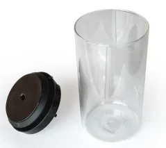 Glass vacuum canister by Hario with a capacity of 1000 ml, ideal for storing coffee.