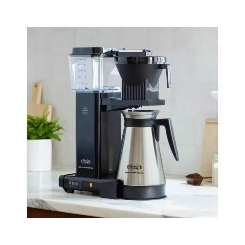 Moccamaster KBGT 741 ist eine hochwertige Haushaltskaffeemaschine von Technivorm mit einem Fassungsvermögen von 1250 ml, ideal für die Zubereitung großer Mengen köstlichen Kaffees.