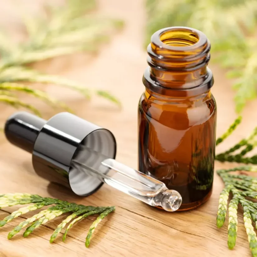 BIO Cypřiš est une huile essentielle 100 % naturelle avec un effet rafraîchissant, idéale pour l'aromathérapie et l'amélioration de l'atmosphère intérieure.