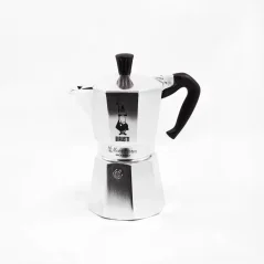 Mokapot van het Italiaanse merk met het Bialetti Moka Express logo op een witte achtergrond